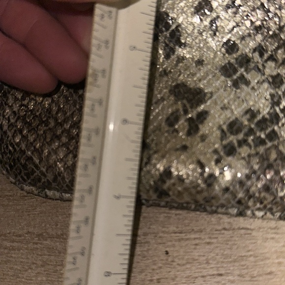 Kate Spade - Metallic Python Embossed crossbody. Two Tone. Excellent used. - Picture 4 of 14